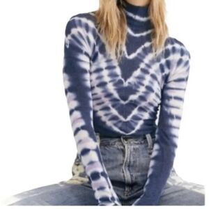 WE THE FREE Psychedelic Mock neck Blue & white top Large